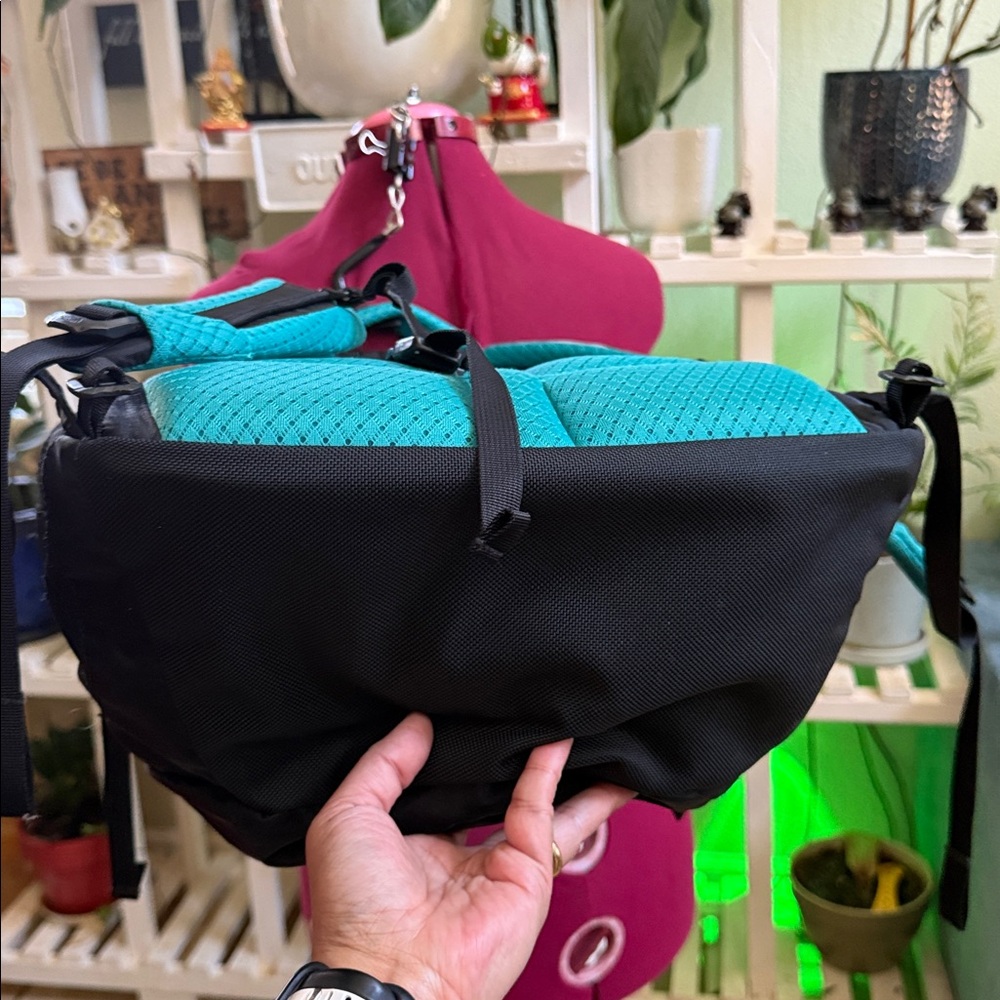 North Face Recon backpack women’s in pre-loved and well care for condition - Picture 6 of 9
